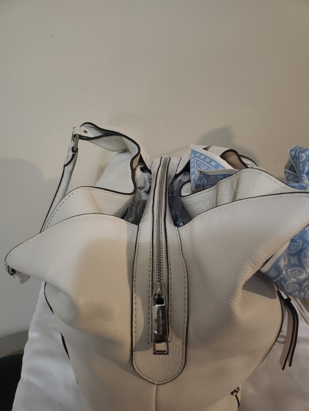 Michael Kors White Leather Shoulder Bag w Scarf/Dustbag EUC - Picture 15 of 16